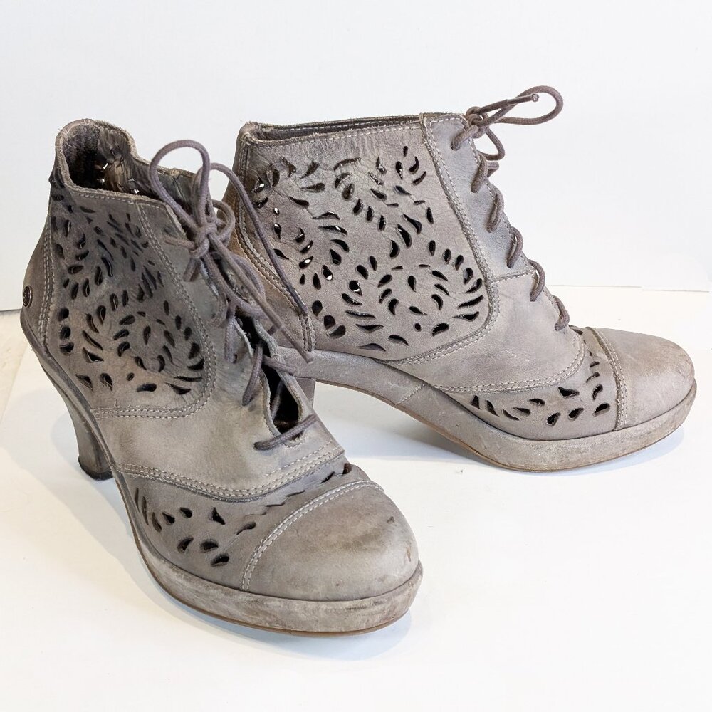 Neosens cutaway heeled boot size 40